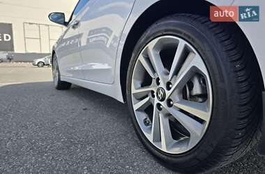 Седан Hyundai Elantra 2016 в Макарове