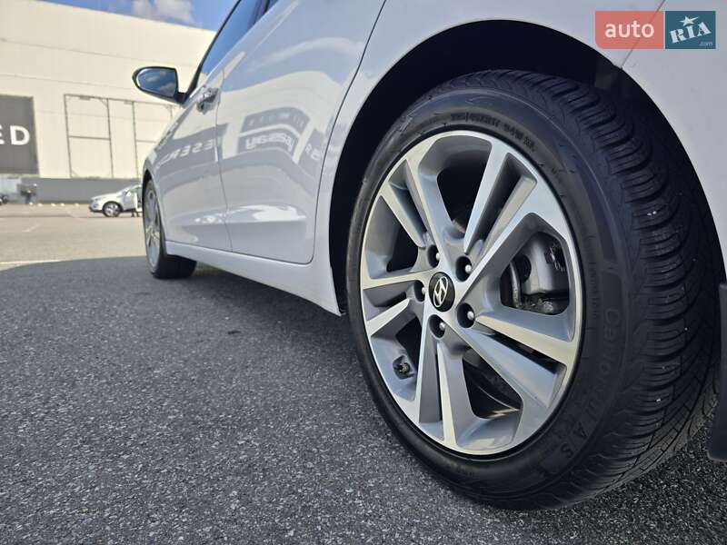 Седан Hyundai Elantra 2016 в Макарове