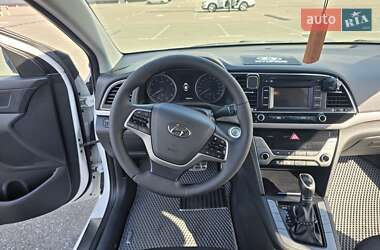 Седан Hyundai Elantra 2016 в Макарове