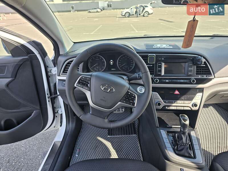 Седан Hyundai Elantra 2016 в Макарове