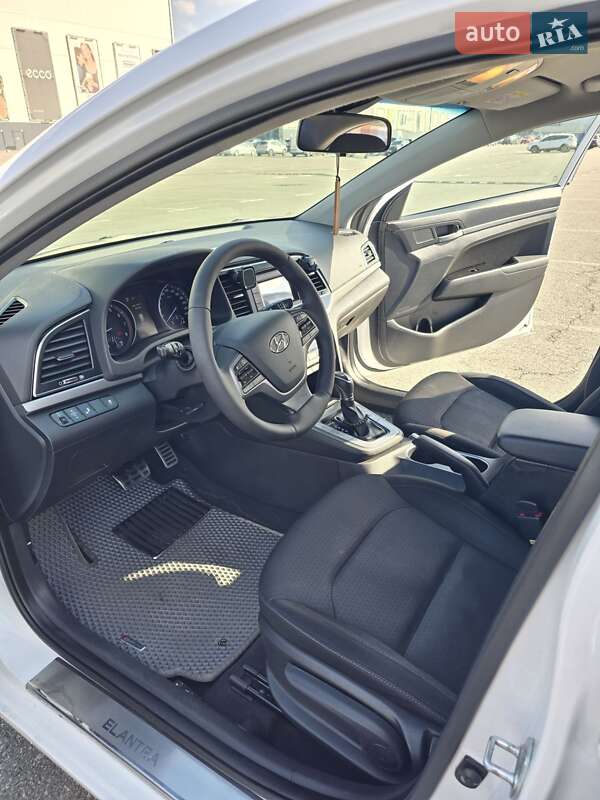 Седан Hyundai Elantra 2016 в Макарове