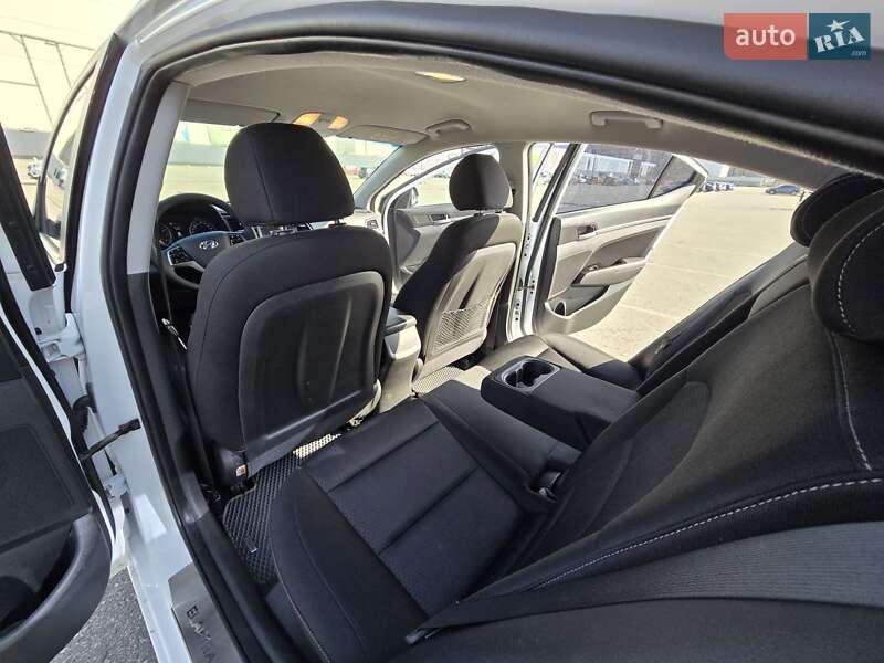 Седан Hyundai Elantra 2016 в Макарове