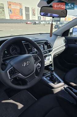 Седан Hyundai Elantra 2016 в Макарове