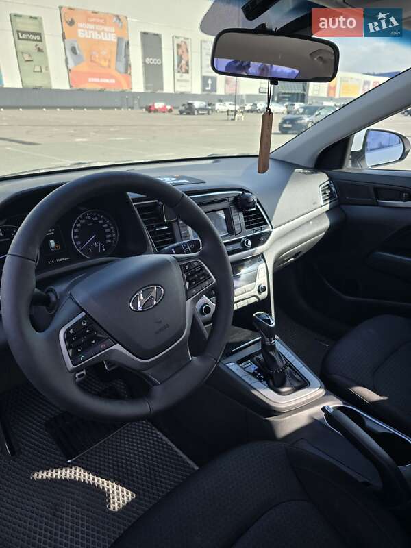 Седан Hyundai Elantra 2016 в Макарове
