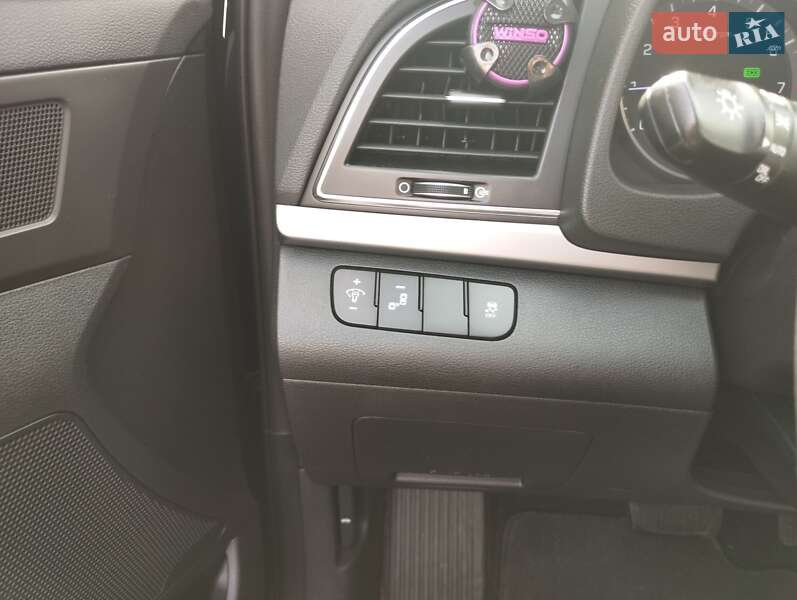 Седан Hyundai Elantra 2016 в Киеве