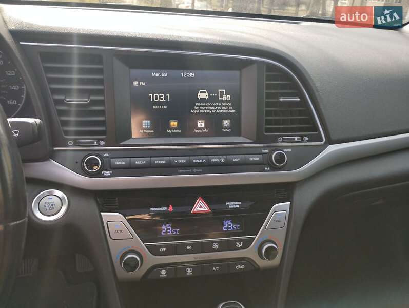 Седан Hyundai Elantra 2016 в Киеве