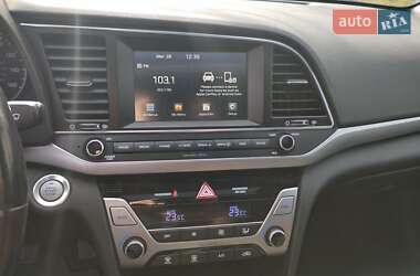 Седан Hyundai Elantra 2016 в 