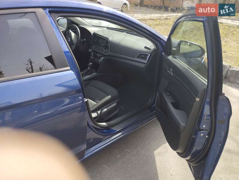 Седан Hyundai Elantra 2016 в Киеве