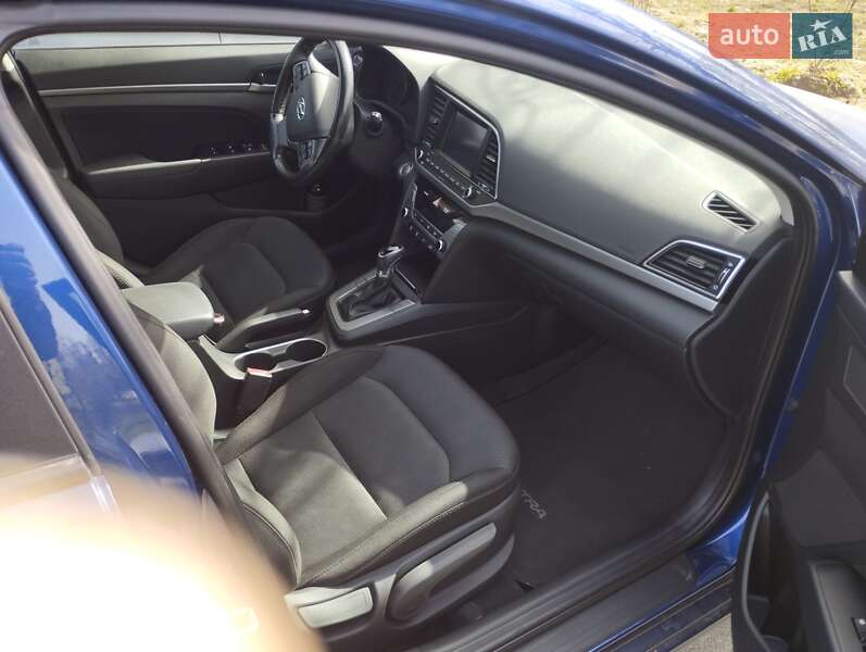 Седан Hyundai Elantra 2016 в Киеве