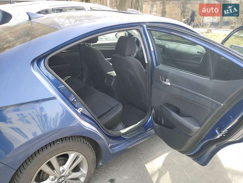 Седан Hyundai Elantra 2016 в Киеве
