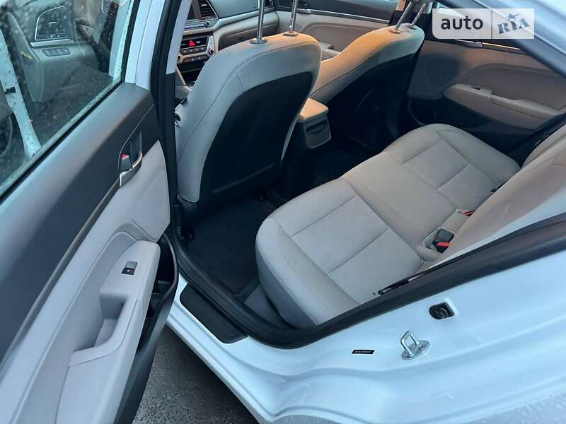 Седан Hyundai Elantra 2016 в Львове