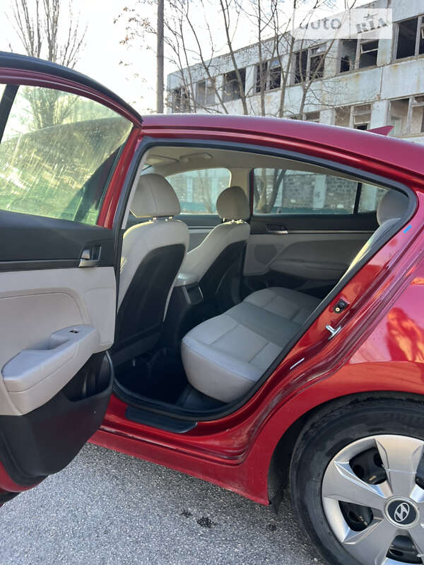 Седан Hyundai Elantra 2016 в Киеве