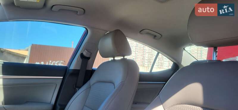 Седан Hyundai Elantra 2018 в Киеве