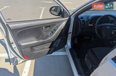 Седан Hyundai Elantra 2010 в Днепре