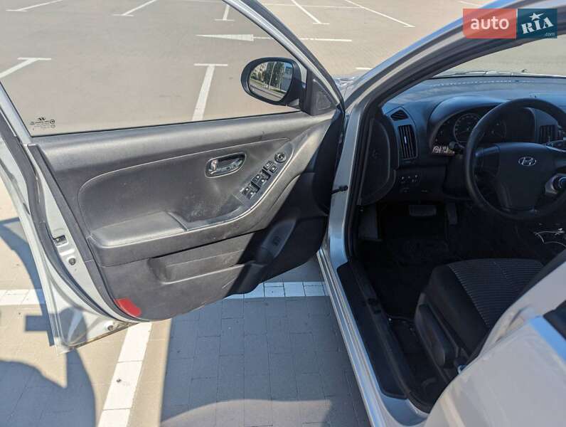Седан Hyundai Elantra 2010 в Днепре