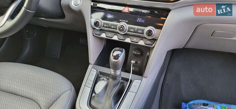 Седан Hyundai Elantra 2018 в Киеве