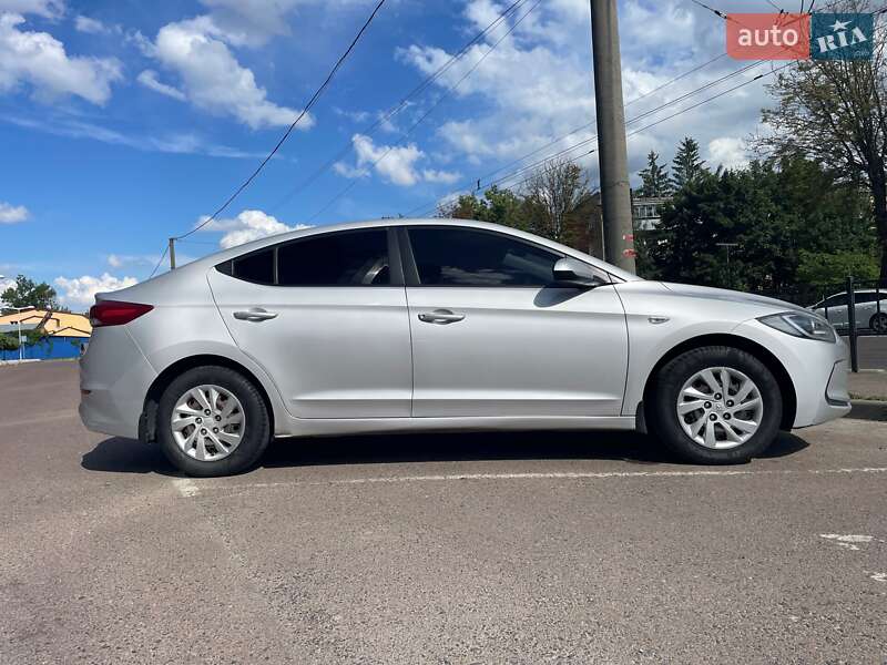 Седан Hyundai Elantra 2016 в Львове