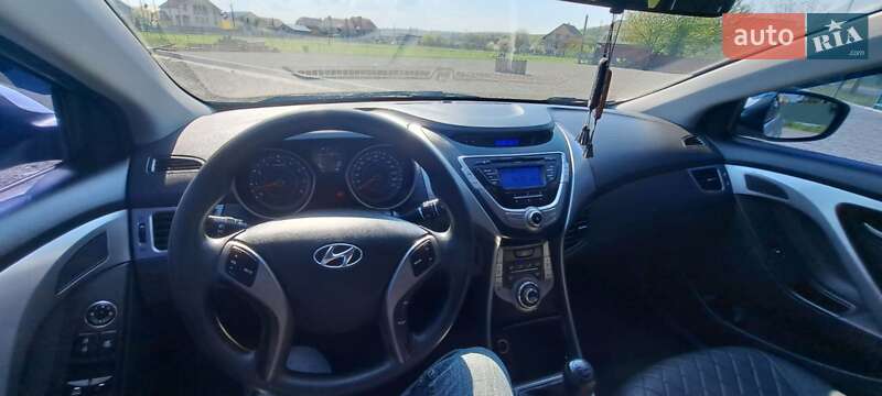 Седан Hyundai Elantra 2013 в Ужгороде