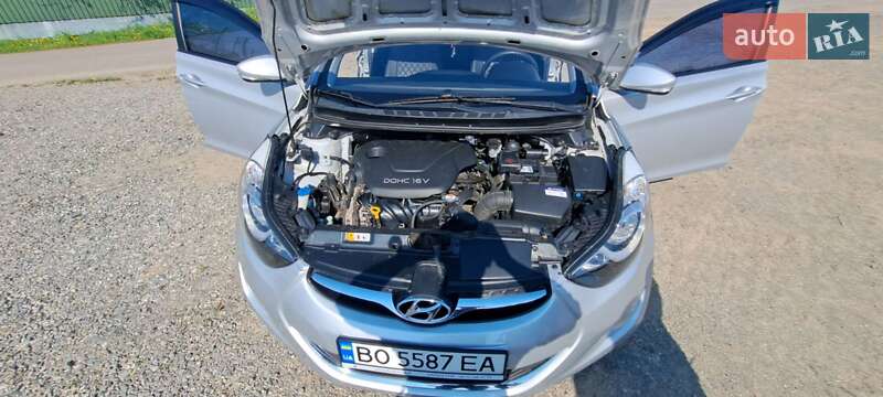 Седан Hyundai Elantra 2013 в Ужгороде