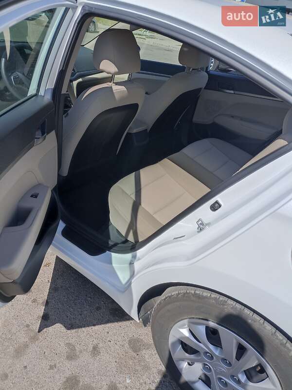 Седан Hyundai Elantra 2017 в Черкассах