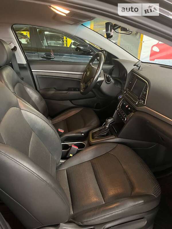 Седан Hyundai Elantra 2016 в Львове