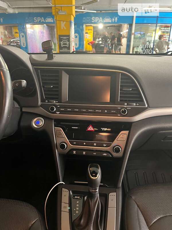 Седан Hyundai Elantra 2016 в Львове