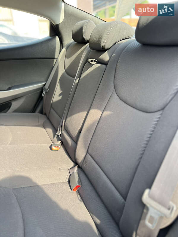Седан Hyundai Elantra 2015 в Ивано-Франковске