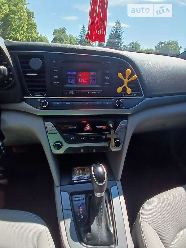 Седан Hyundai Elantra 2017 в Чугуєві