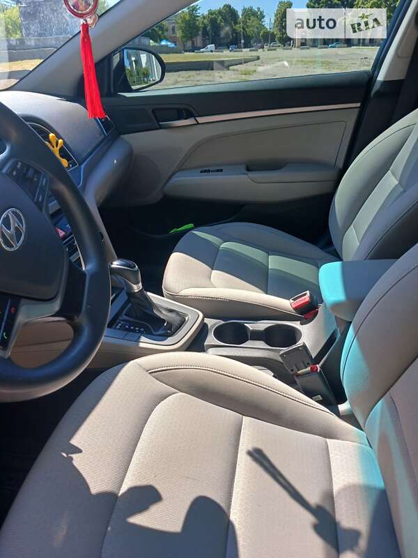 Седан Hyundai Elantra 2017 в Чугуєві