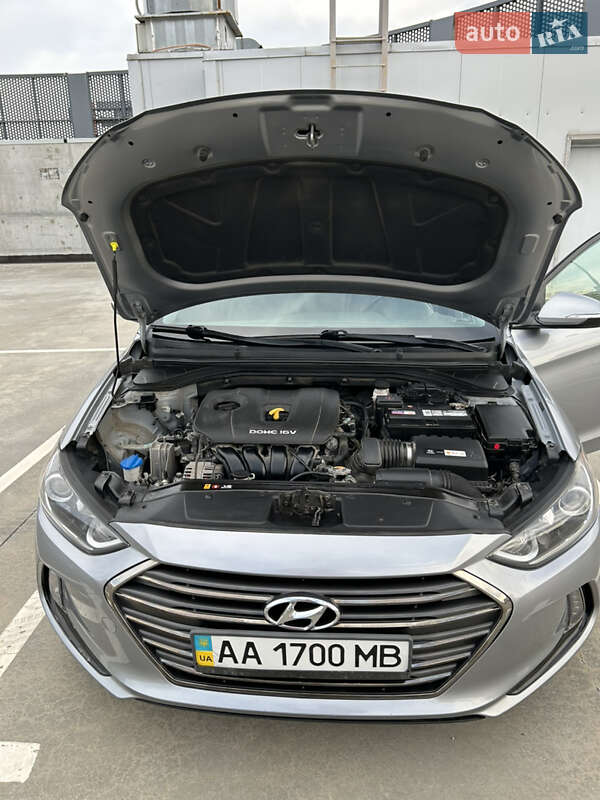 Седан Hyundai Elantra 2016 в Києві
