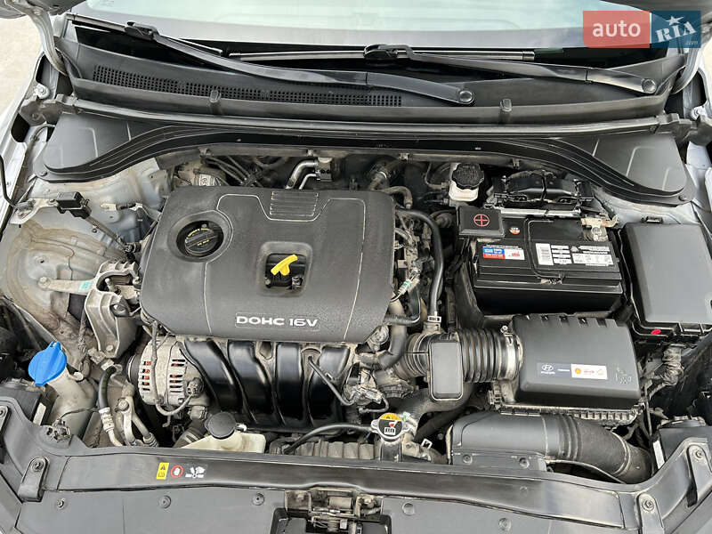 Седан Hyundai Elantra 2016 в Києві