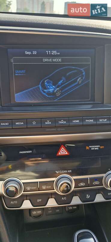 Седан Hyundai Elantra 2019 в Харькове