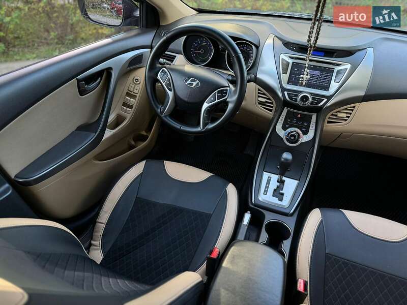 Седан Hyundai Elantra 2012 в Івано-Франківську