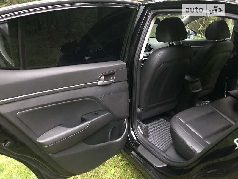 Седан Hyundai Elantra 2018 в Львові