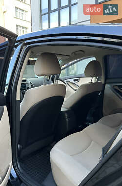 Седан Hyundai Elantra 2013 в 