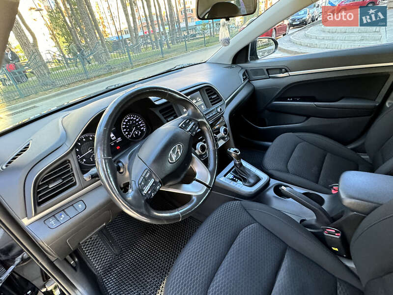 Седан Hyundai Elantra 2018 в Киеве