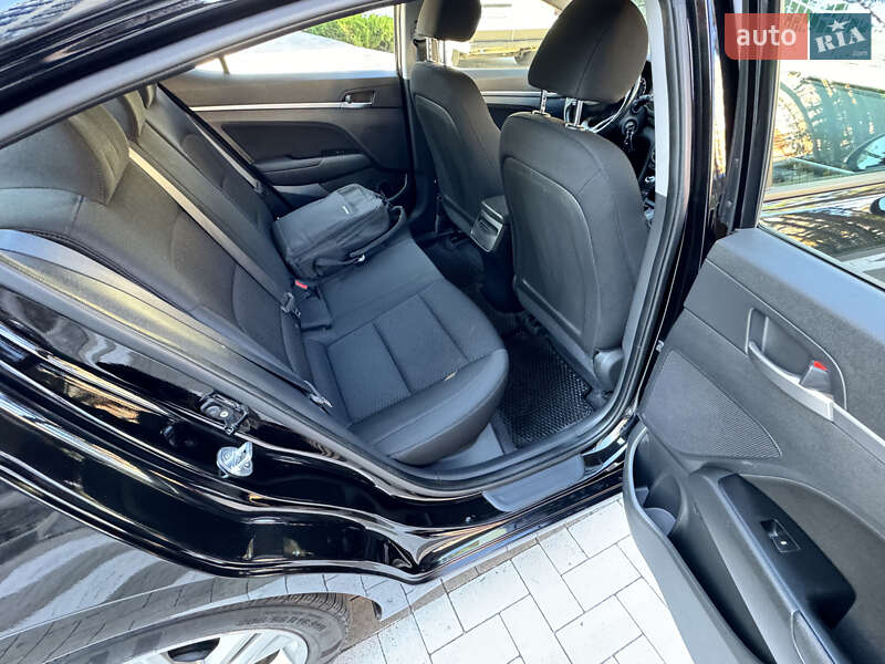 Седан Hyundai Elantra 2018 в Киеве