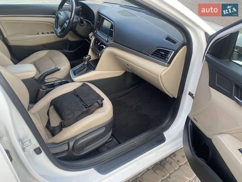 Седан Hyundai Elantra 2016 в Киеве