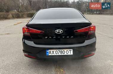 Седан Hyundai Elantra 2018 в Киеве