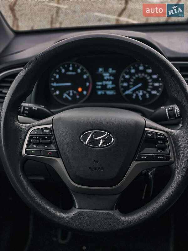 Седан Hyundai Elantra 2016 в Киеве