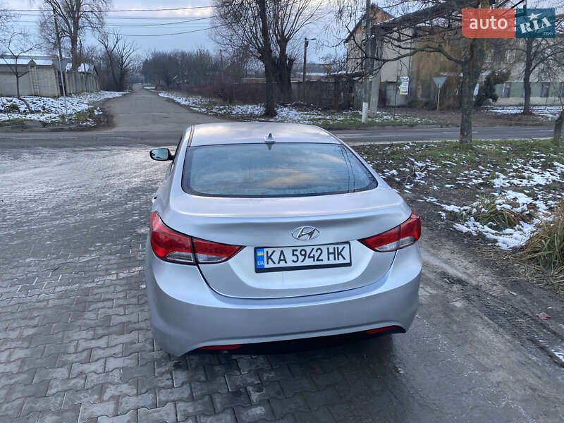 Седан Hyundai Elantra 2013 в Черновцах