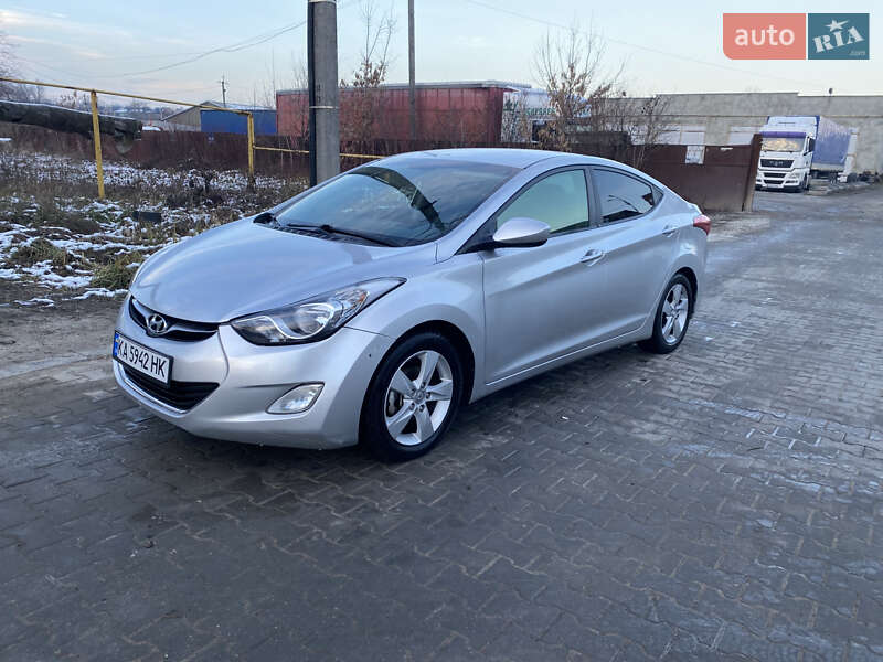 Седан Hyundai Elantra 2013 в Черновцах