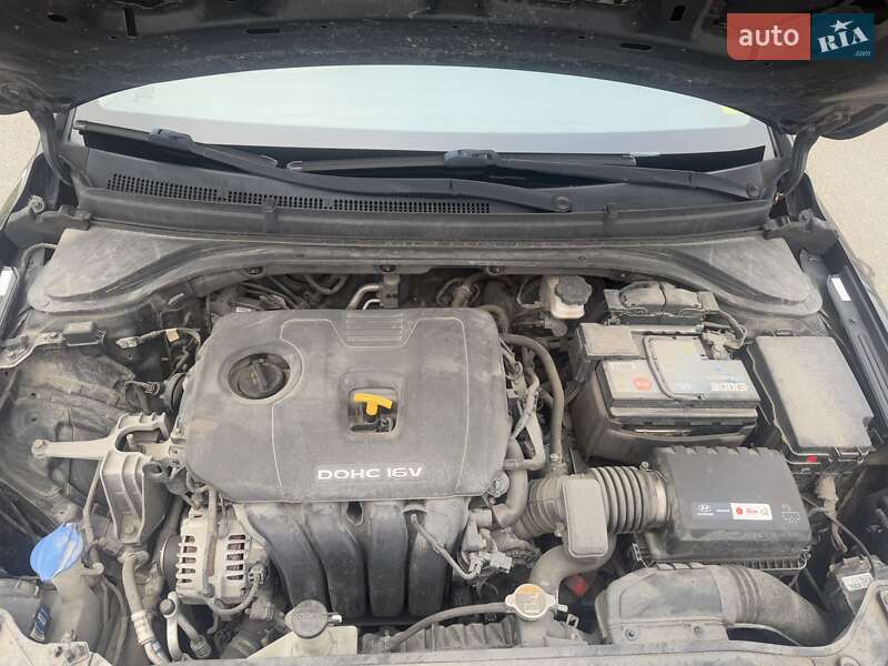 Седан Hyundai Elantra 2017 в Киеве