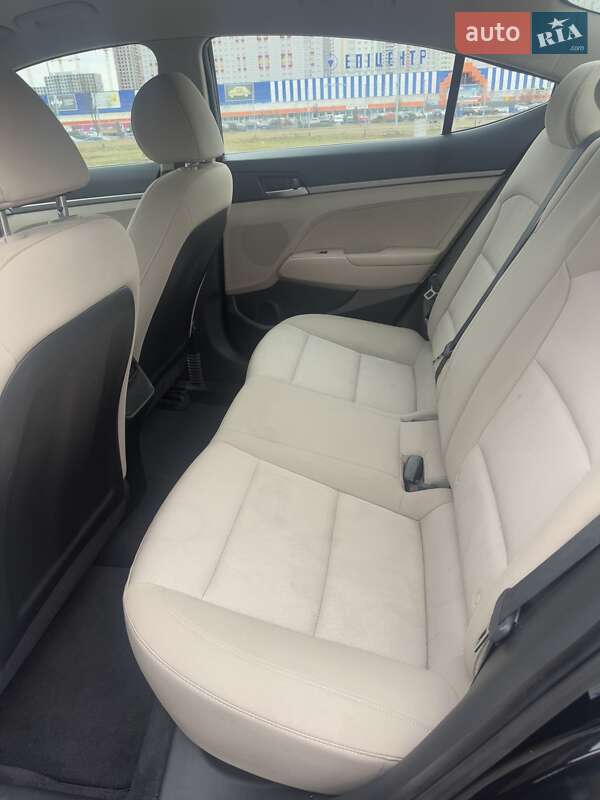 Седан Hyundai Elantra 2017 в Киеве