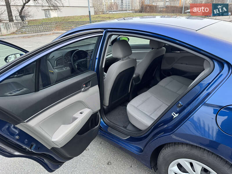 Седан Hyundai Elantra 2018 в Киеве