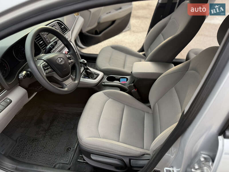 Седан Hyundai Elantra 2016 в Чернігові