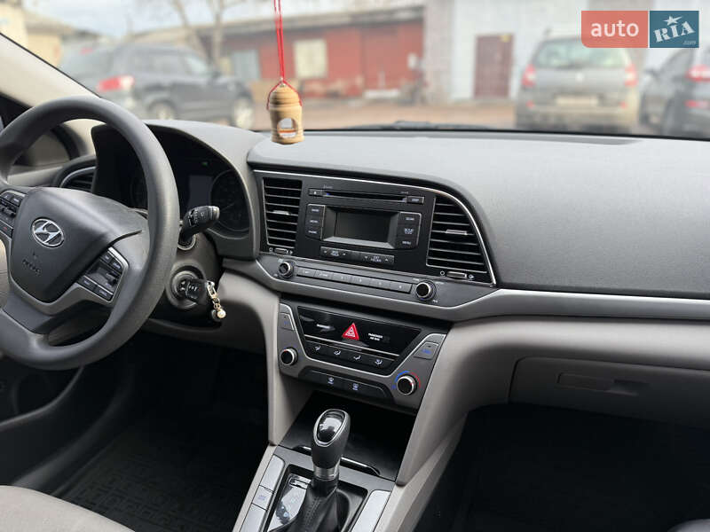 Седан Hyundai Elantra 2016 в Чернігові