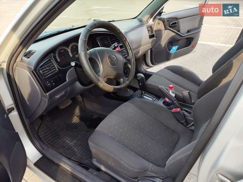 Седан Hyundai Elantra 2002 в Нововолынске