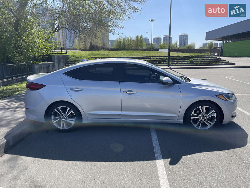 Седан Hyundai Elantra 2016 в Киеве