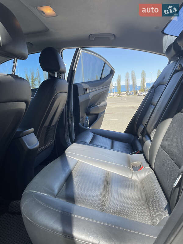 Седан Hyundai Elantra 2016 в Киеве